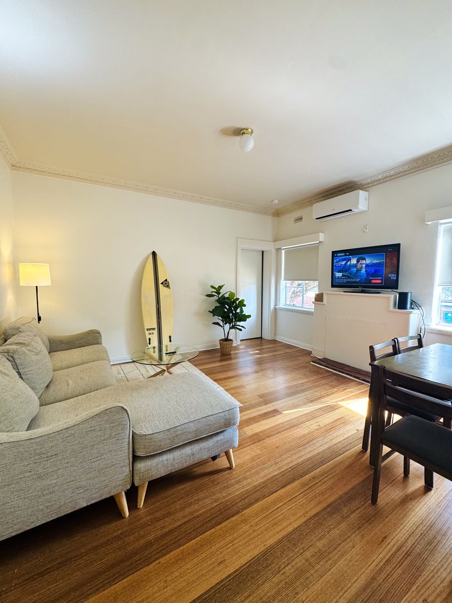 Dentro de una casa de Middow en Malvern East