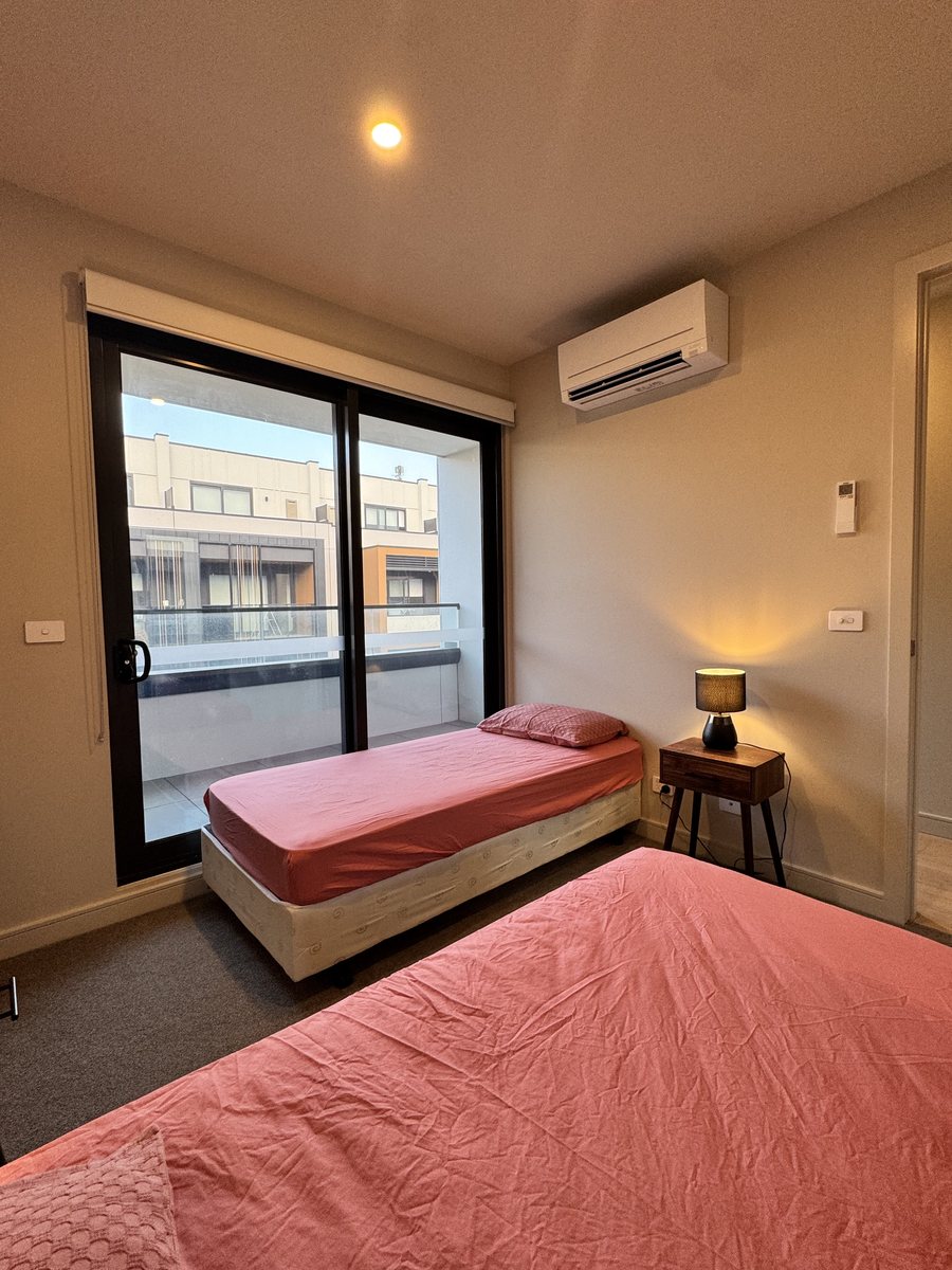 One bed in twin share in a Middow home in Port Melbourne