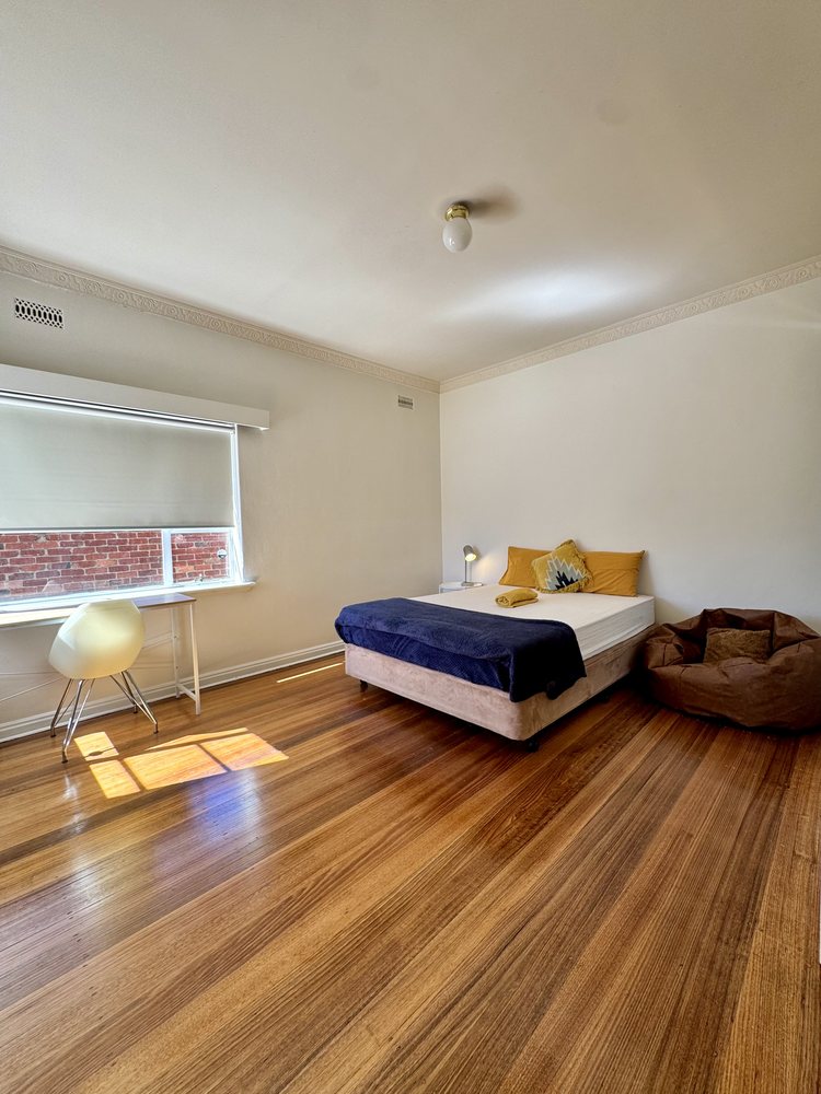 Una habitación amoblada y luminosa en una casa de Middow